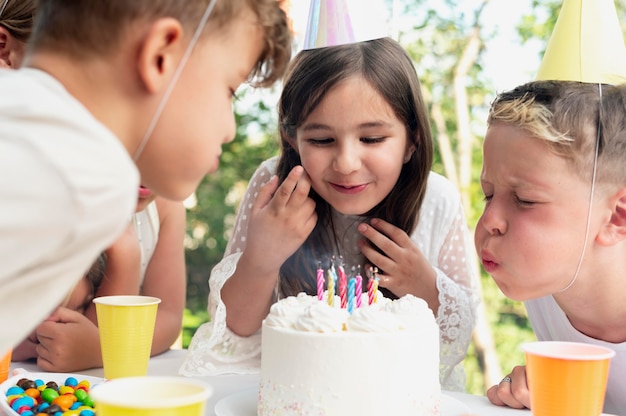 Photo close up kids blowing out the candles