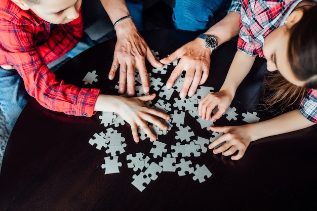 Foto avvicinamento . puzzle per il montaggio delle mani dei bambini.