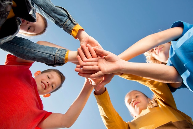 Photo close up kids holding hands as team