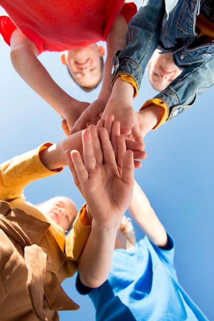 Photo close up kids holding hands together