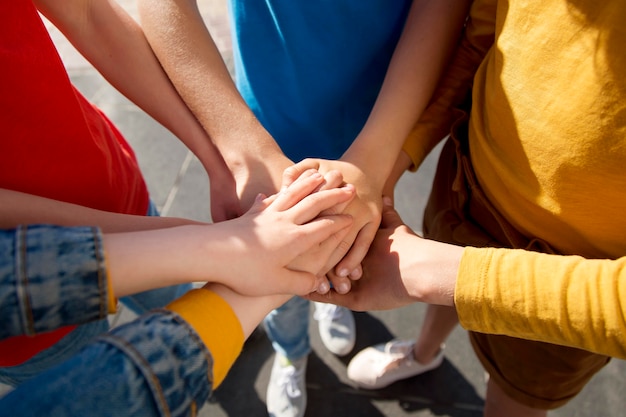 Photo close up kids holding hands