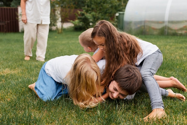 写真 芝生で遊んでいる子供たちをクローズアップ