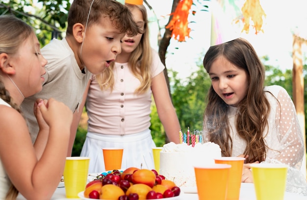 写真 おいしいケーキで子供たちをクローズアップ