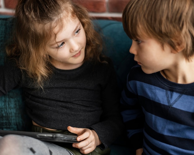 Foto bambini in primo piano con dispositivo