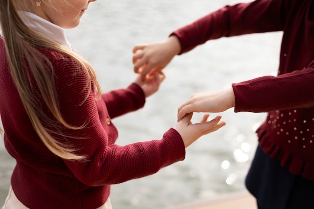 Foto close-up kinderen hand in hand