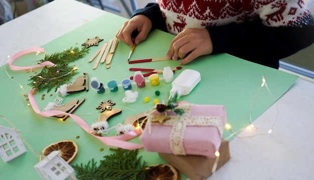 Close up kinderen handen maken kerst speelgoed van ijsstokjes Kinderen Nieuwjaar handgemaakte ambacht