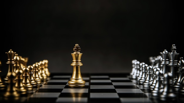 Фото Крупный план королевских шахмат перед рядом.