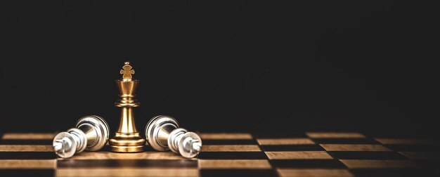 Близкий королевский шахматный стенд с падающей шахматной концепцией командного игрока