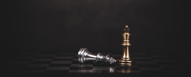 Закрыть королевскую шахматную стойку с падающими шахматами