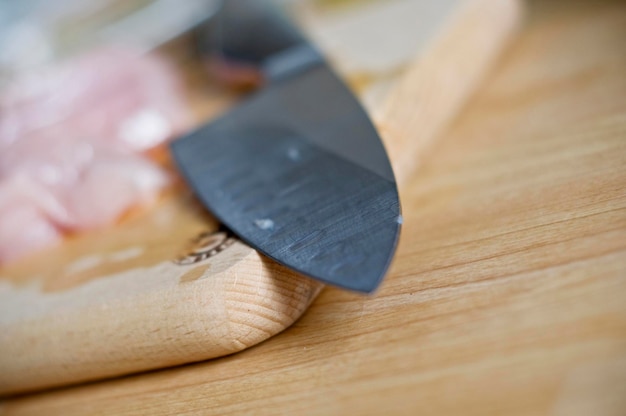 Foto close-up di un coltello da cucina su un tavolo da taglio