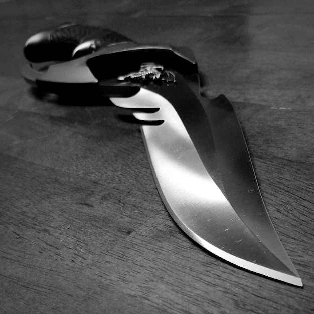 Photo close-up of kitchen knife on wooden table