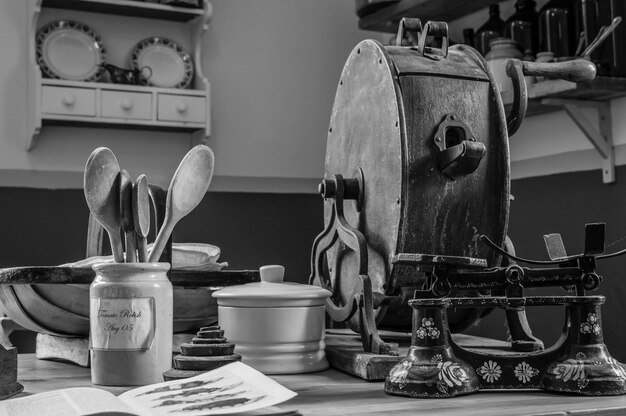 Foto close-up della bilancia da cucina sul bancone