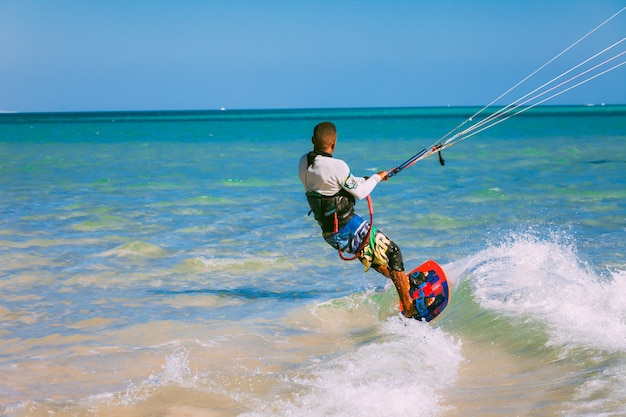 Close-up kitesurfer. Achteraanzicht. Rode Zee.