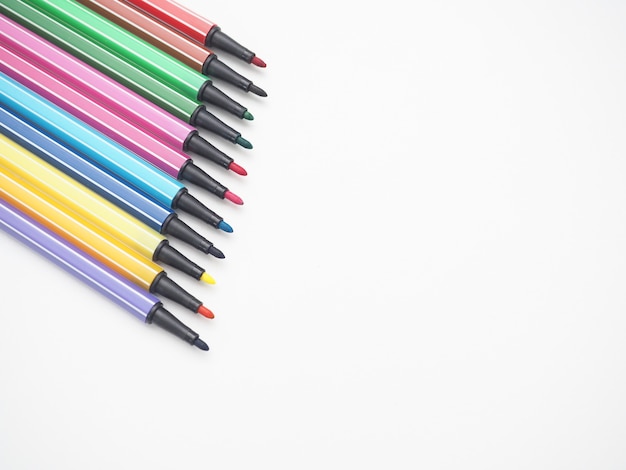 Close-up kleur pen verschillende array op witte geïsoleerde bovenaanzicht kopie ruimte