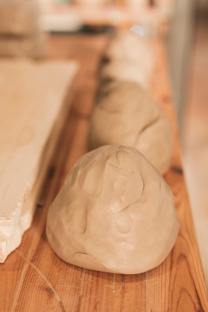 Photo close-up of kneaded clay on wooden table