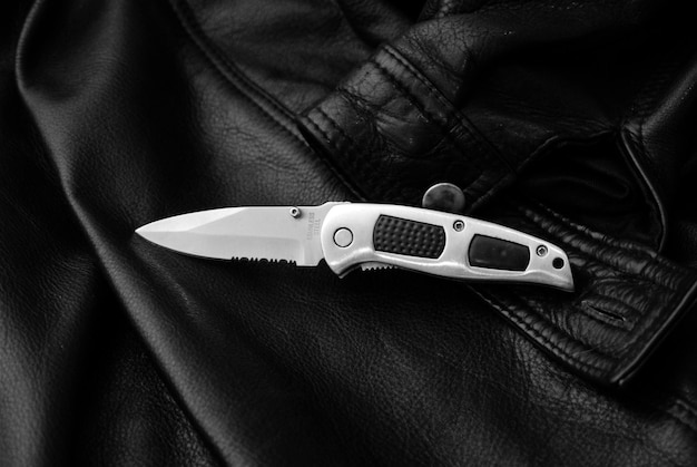 黒い革のジャケットのナイフのクローズアップ
