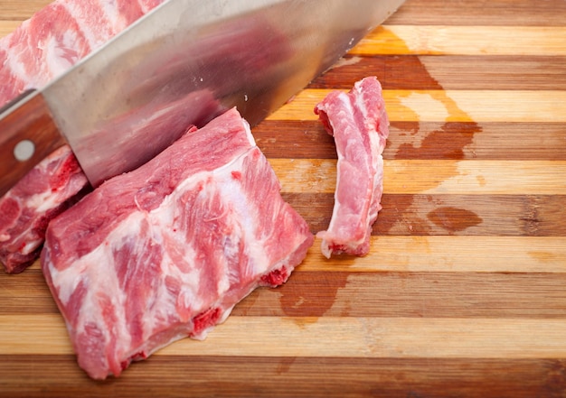 切り板上のナイフと肉のクローズアップ