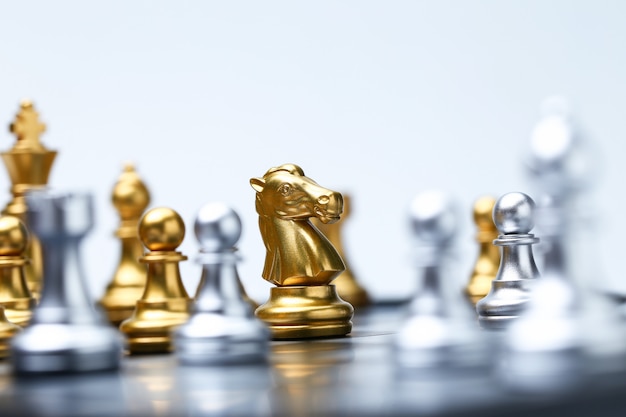 Photo close up of knight on chess board and chess pieces