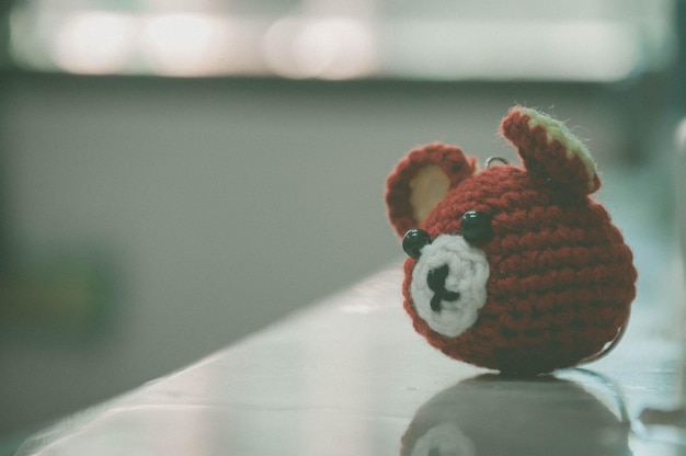 Photo close-up of knitted teddy bear on table