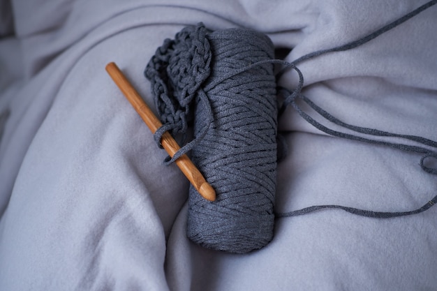 編み糸とかぎ針編みのフックのクローズアップ。手仕事