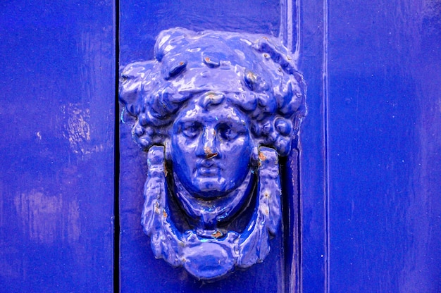 Foto close-up di knocker su porta blu