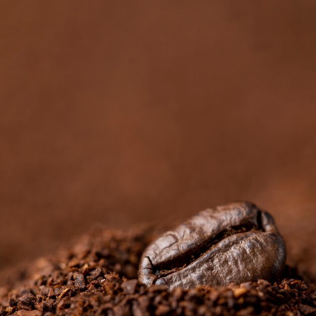 Foto close-up koffieboon in oplosbare koffie