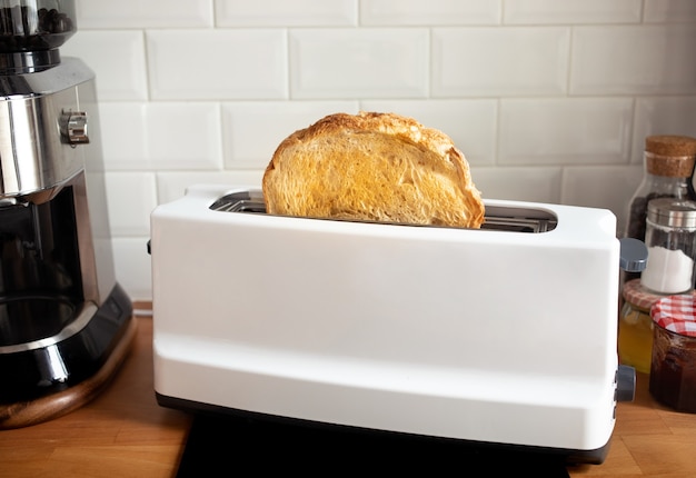 Close-up koken brood met broodrooster op de keuken van de tegenbart in de ochtend