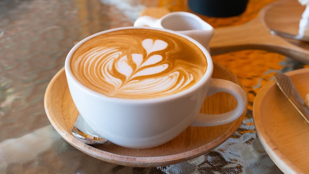 Close-up kopje koffie latte art in coffeeshop