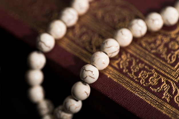 Foto close-up koran op tafel