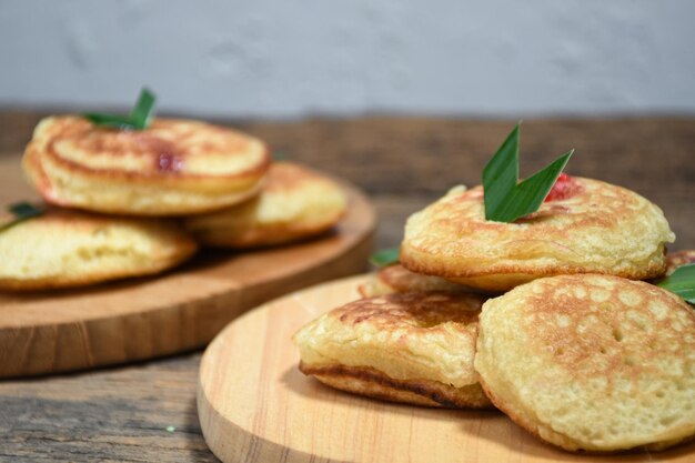 Close-up Kue Khamir of Khamir cake op houten plaat. Khamir-cake is een traditionele Indonesische snack