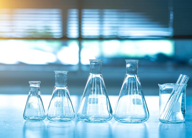 Photo close-up of laboratory glassware on table
