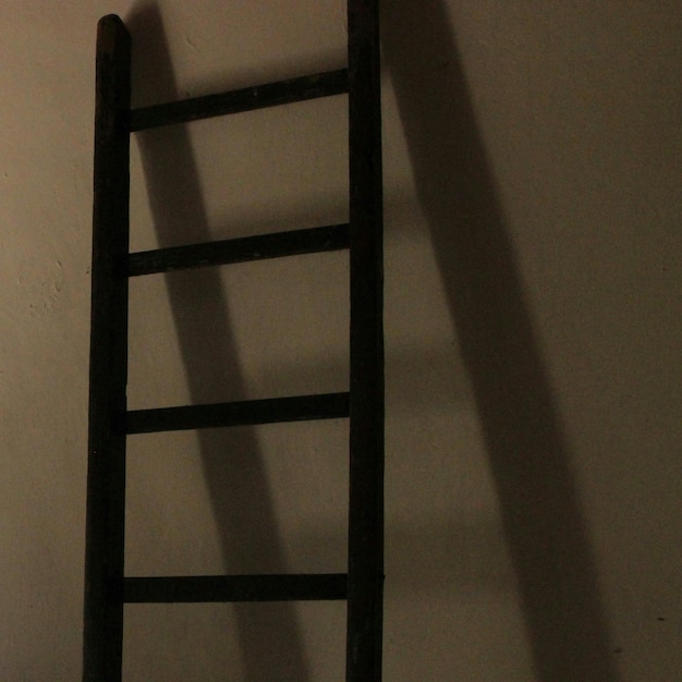 Photo close-up of ladder against wall