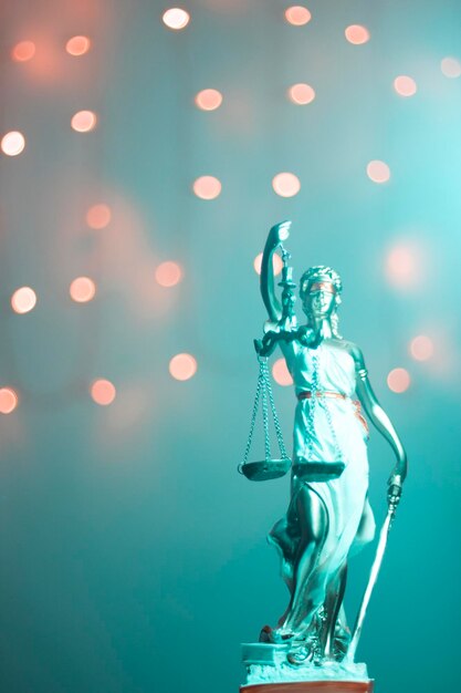 Foto close-up della statua di lady justice contro le luci illuminate