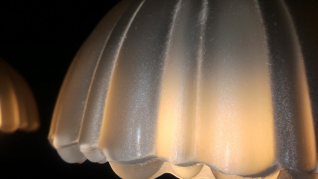 Foto close-up di una lampada in una stanza a casa