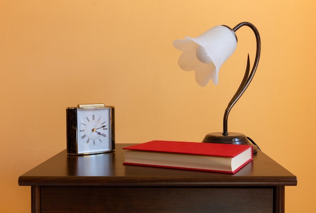 Photo close-up of lamp on table against wall at home