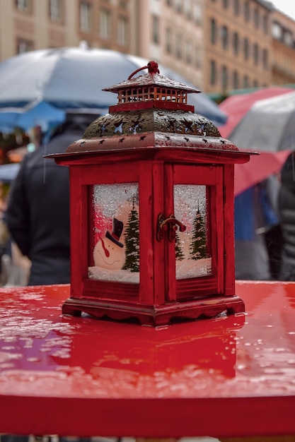 Photo close-up of lantern on table during rainy season