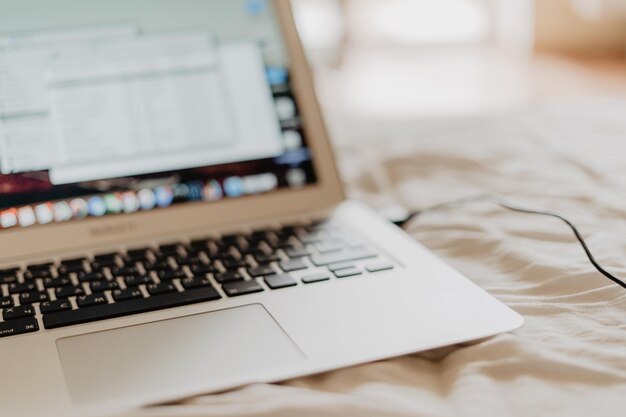 Photo close-up of laptop on bed