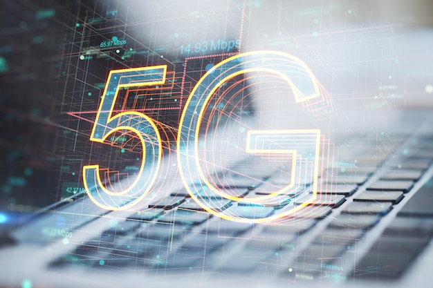 Крупный план ноутбука с абстрактной голограммой 5G на размытом фоне Интернет и концепция подключения Двойная экспозиция