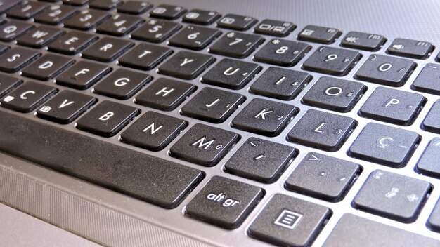 Близкий план клавиатуры ноутбука