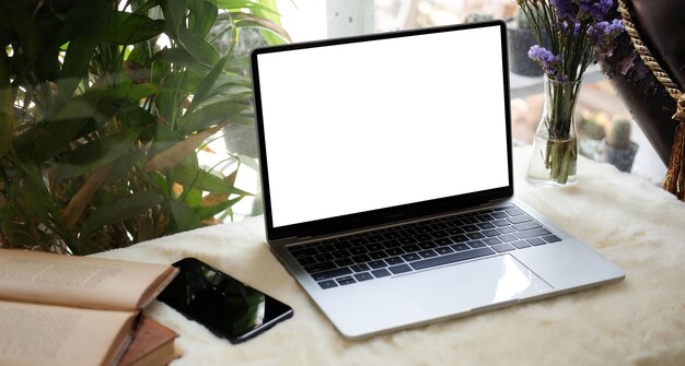 Photo close-up of laptop on table