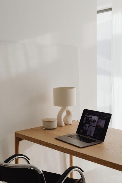 Photo close-up of laptop on table