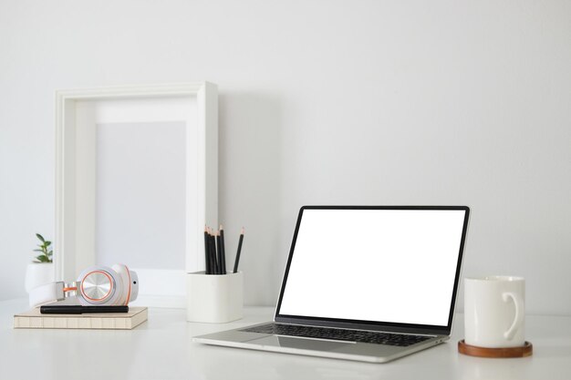 Photo close-up of laptop on table