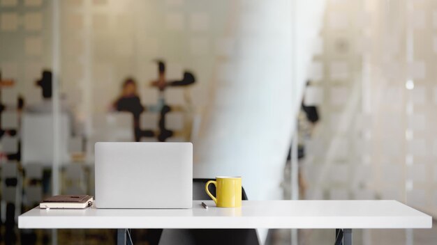 Photo close-up of laptop on table