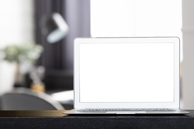 Photo close-up of laptop on table