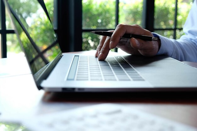 Photo close-up of laptop on table