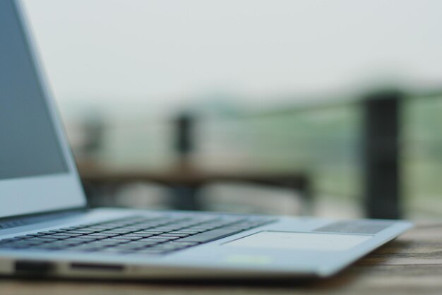 Photo close-up of laptop on table