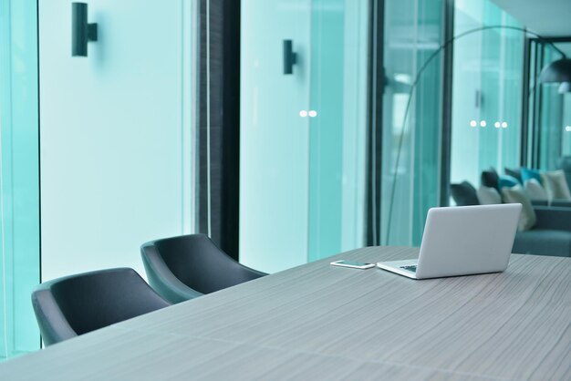 Photo close-up of laptop on table