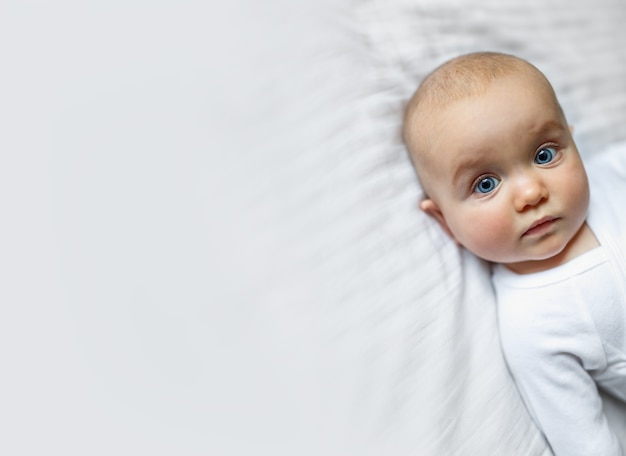 Photo close up large baby portrait with big blue eyes