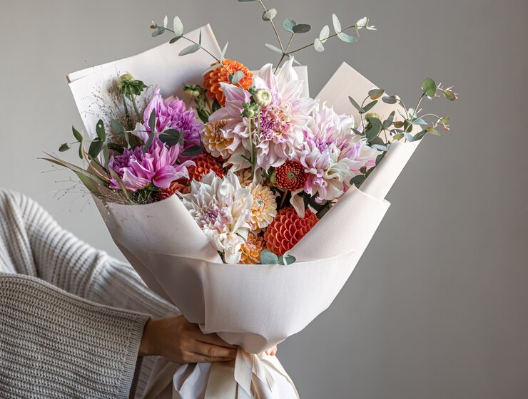 Photo 靠近一個大型的節日花束和花<unk>花.