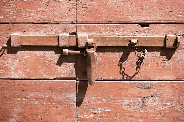 Foto close-up del lucchetto della vecchia porta